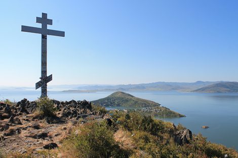 Видишь там на горе возвышается. Гора крест Бухтарма. Бухтарминское водохранилище крест на горе. Бухтарма голубой залив крест на горе. Видишь там на горе возвышается крест.