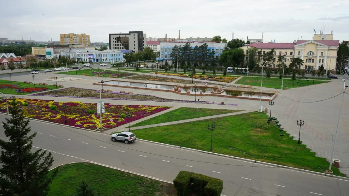 Центральная площадьв Семее. Сквер на Амантая. Первое мая в Семее. Цветок Семея.