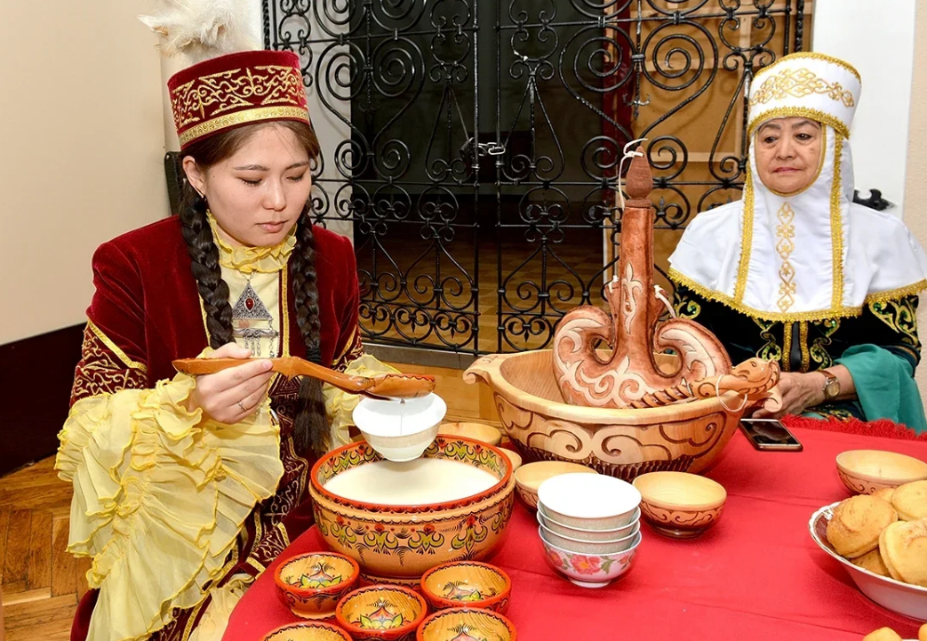 Пост у казахов. Чаепитие у казахов. Чайная церемония в Казахстане. Чайная церемония в Киргизии. Казахское чаепитие.