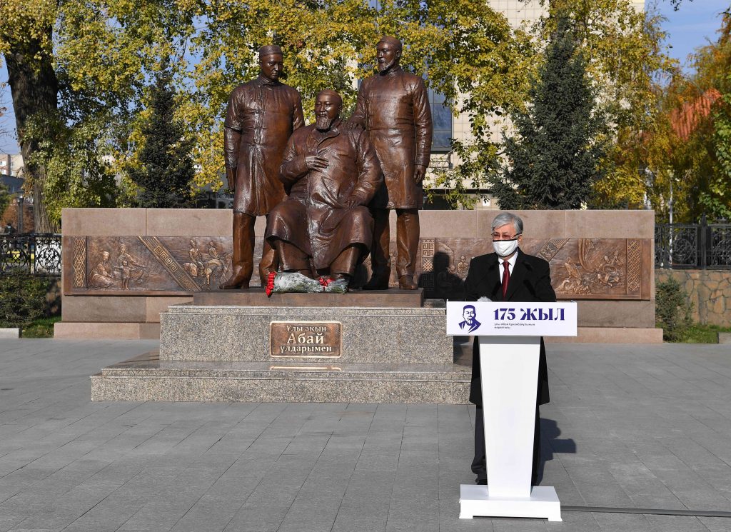 Глава государства принял участие в церемонии открытия памятника «Ұлы ақын Абай ұлдарымен»