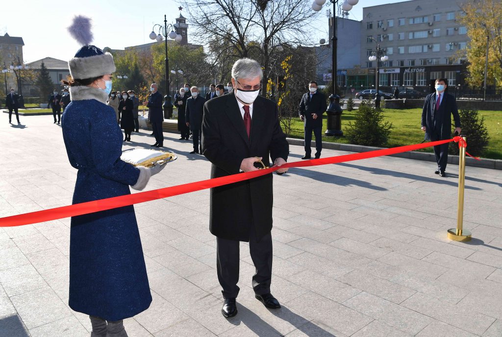 Глава государства принял участие в церемонии открытия памятника «Ұлы ақын Абай ұлдарымен»