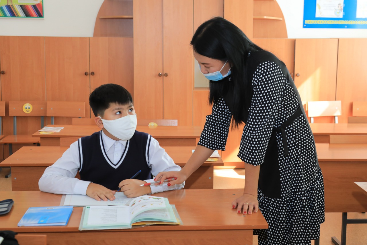 Казашки в школе. Казахстан на казахском языке. Русский язык в казахской школе. Школьники казахстана. Русский язык в казахской школе.