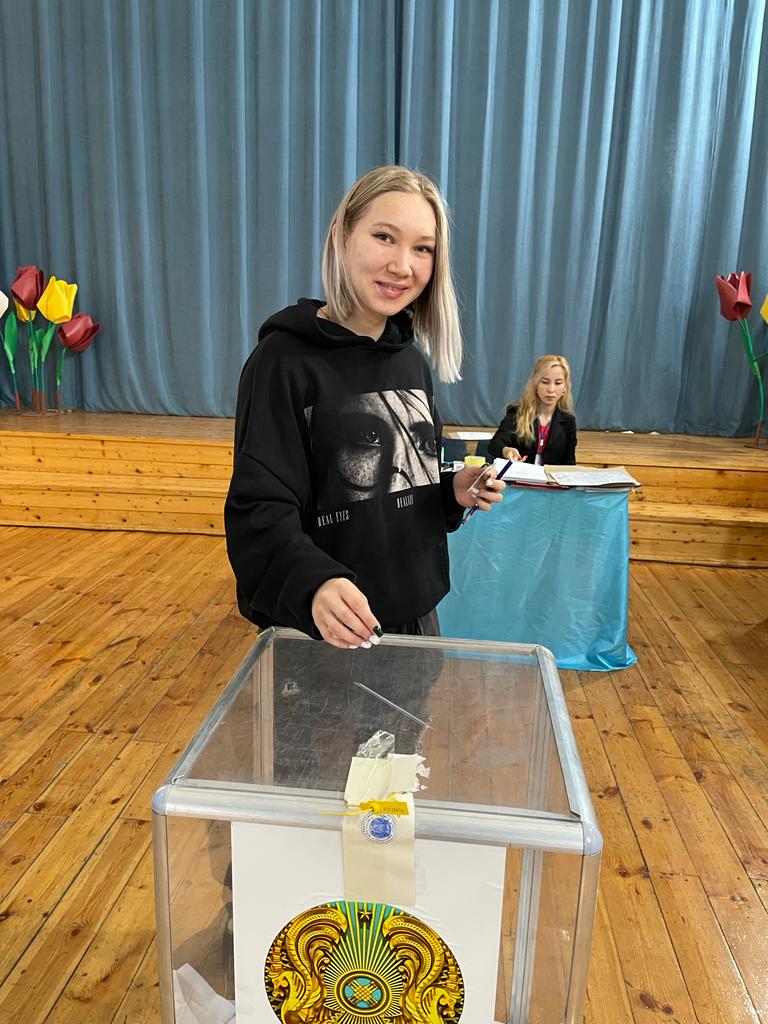 Легендарные казахстанские спортсмены проголосовали на участках референдума ВКО